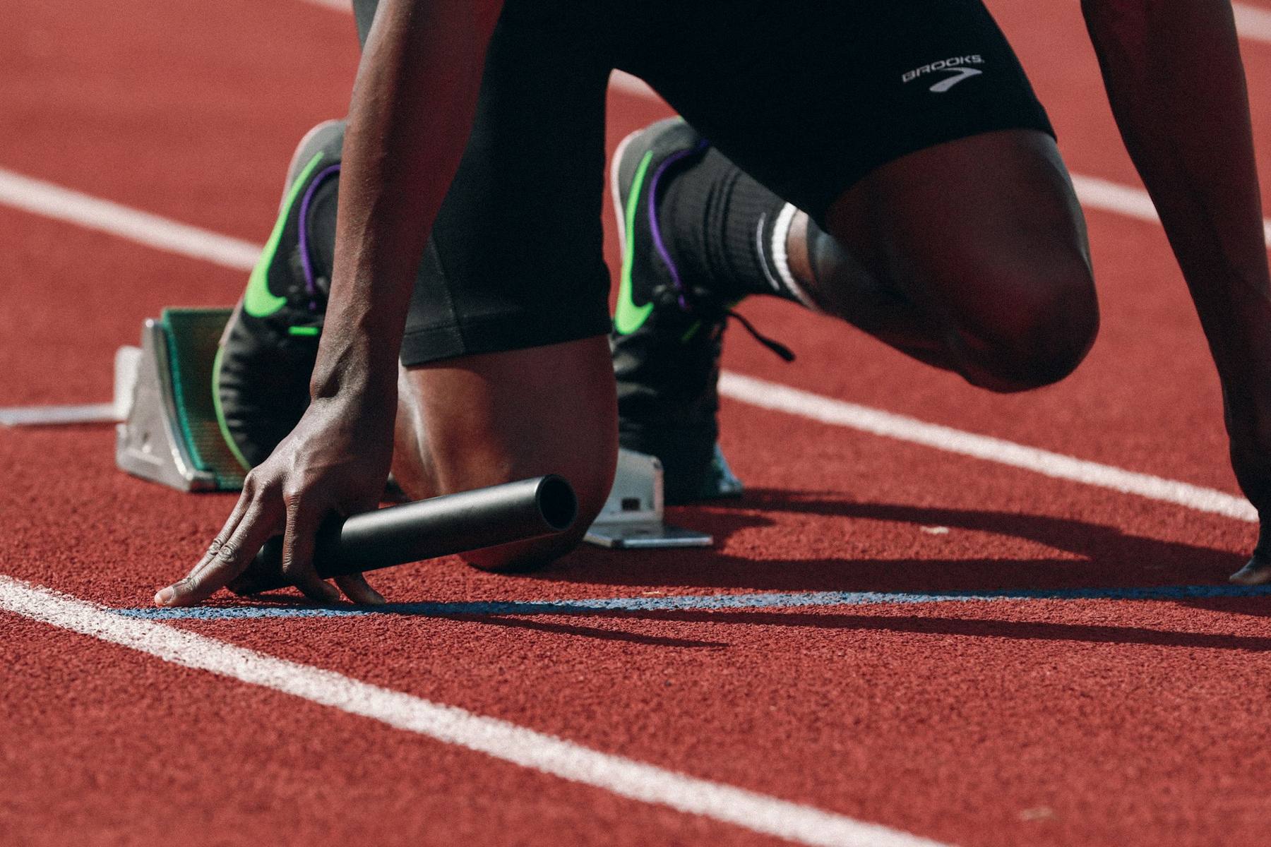Atleta en posición de salida sobre pista
