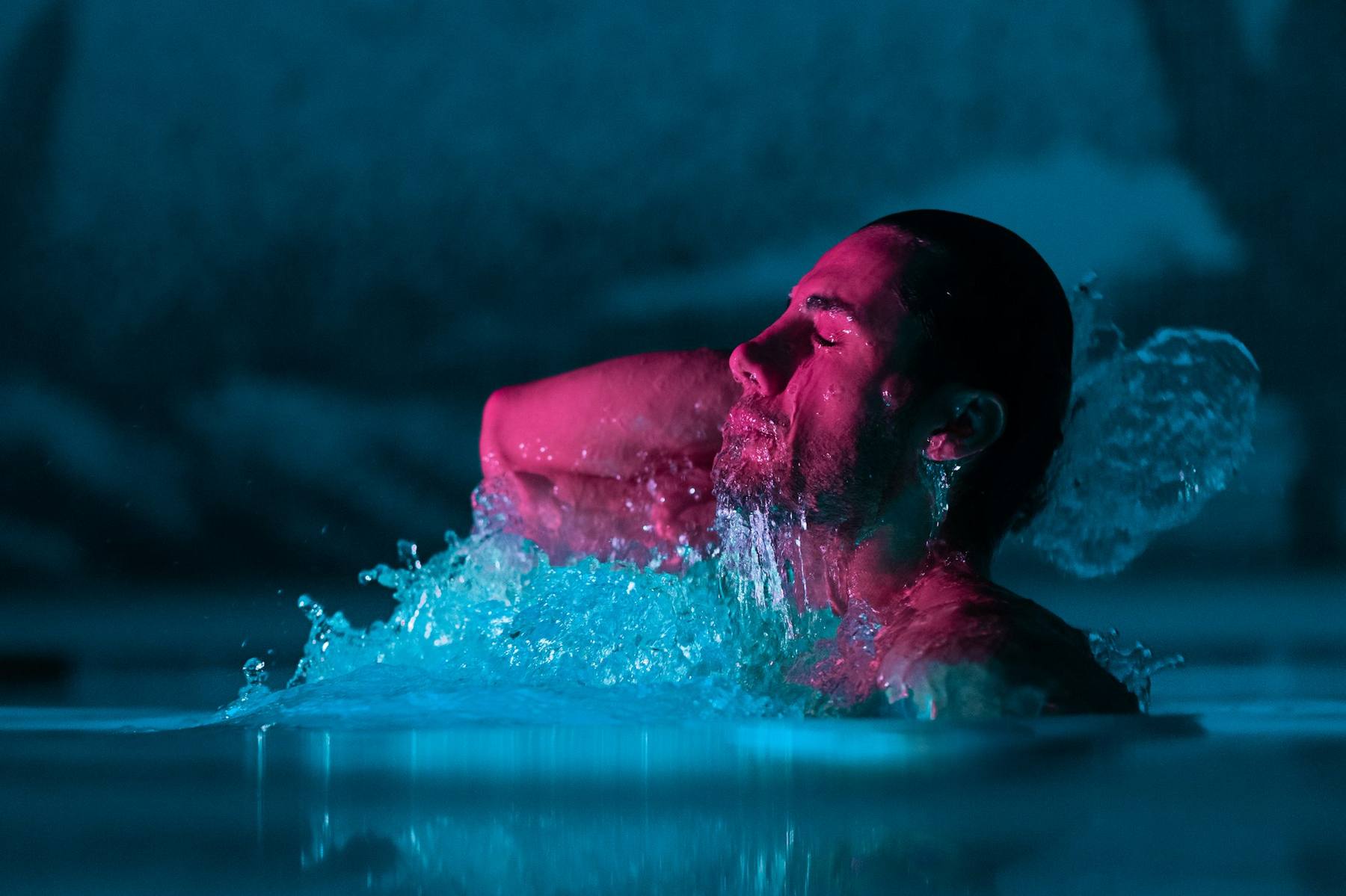Nadador en piscina techada